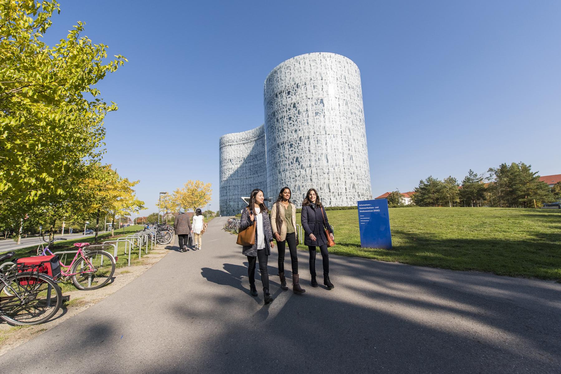 Students in front of the BTU Cottbus-Senftenberg library