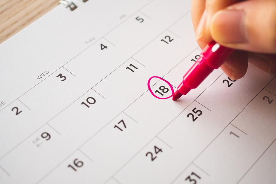 Datum auf einem Kalenderblatt wird mit einem Filzstift eingekreist