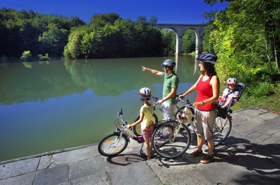 Bild von Familie mit Fahrrädern an der Neiße