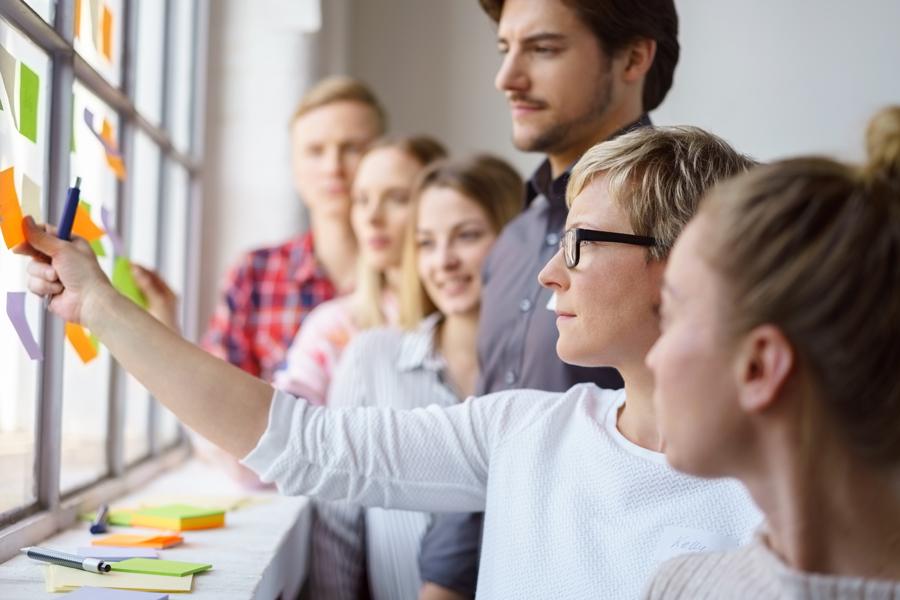 Unternehmerin im Gespräch mit Studenten