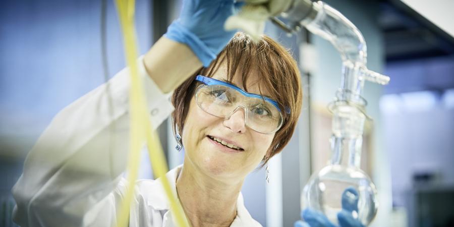 Wissenschaftlerin mit Laborapparaturen