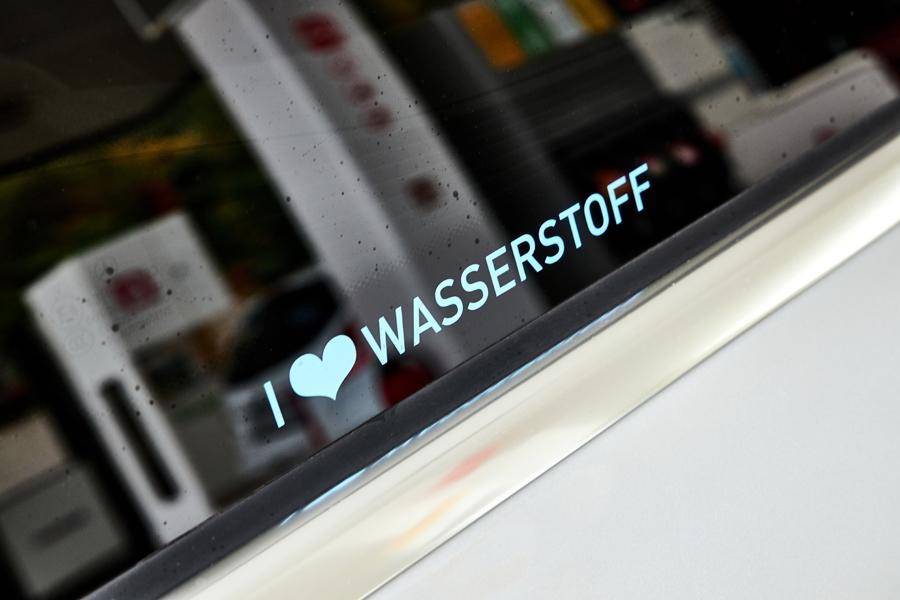 Schriftzug I love Wasserstoff auf einer Scheibe angebracht